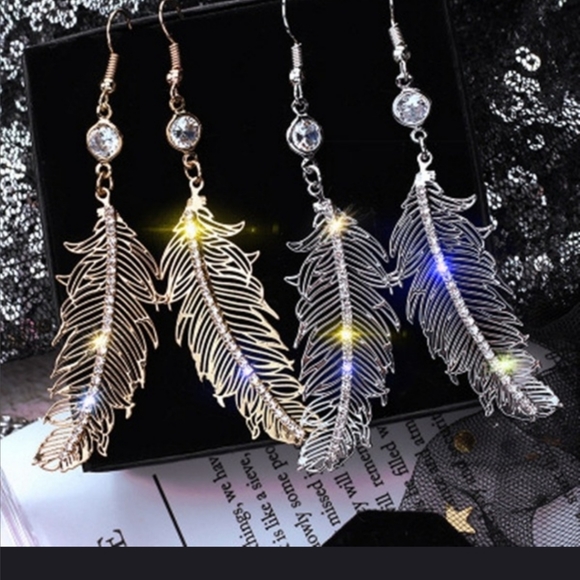 Jewelry - Beautiful gold feather dangle earrings